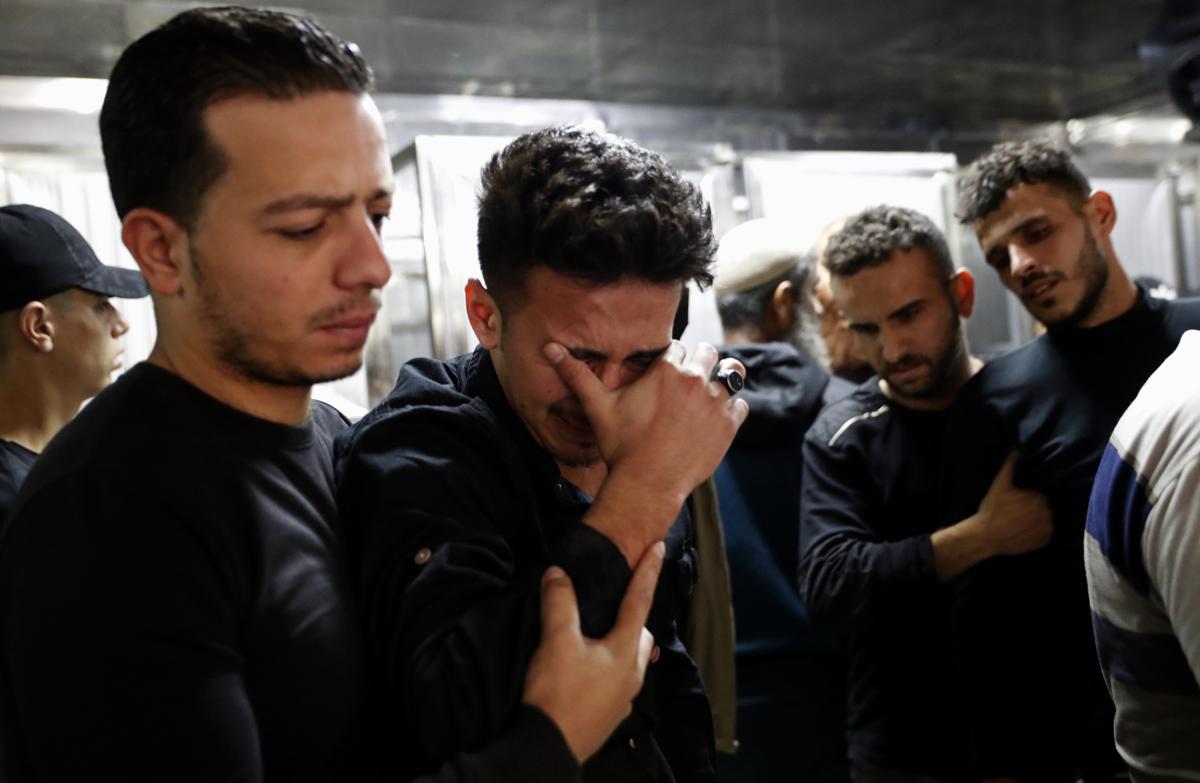 Palestinesi piangono una vittima dei razzi israeliani su Gaza Palestinesi piangono una vittima dei razzi israeliani su Gaza