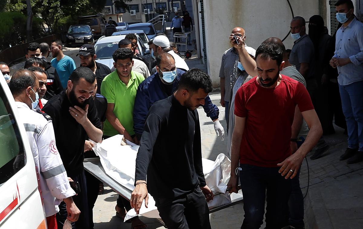 Una vittima dei razzi israeliani su Gaza Una vittima dei razzi israeliani su Gaza