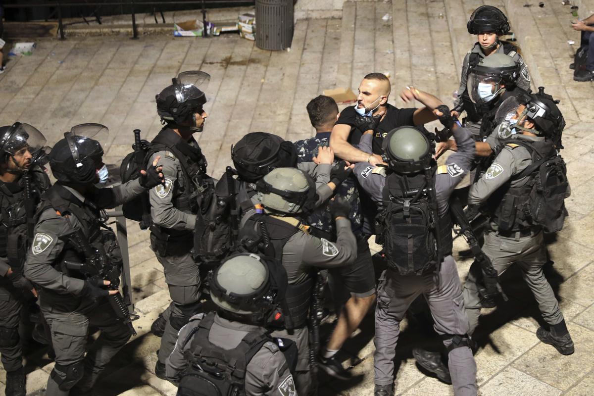 Militari israeliani bloccano due palestinesi fuori dalla porta di Damasco Militari israeliani bloccano due palestinesi fuori dalla porta di Damasco