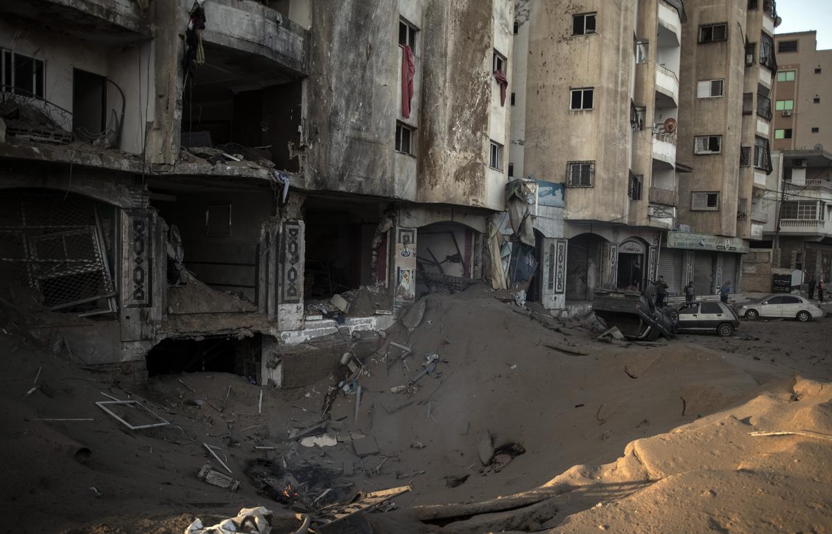 Un edificio colpito dai missili israeliani a Gaza Un edificio colpito dai missili israeliani a Gaza