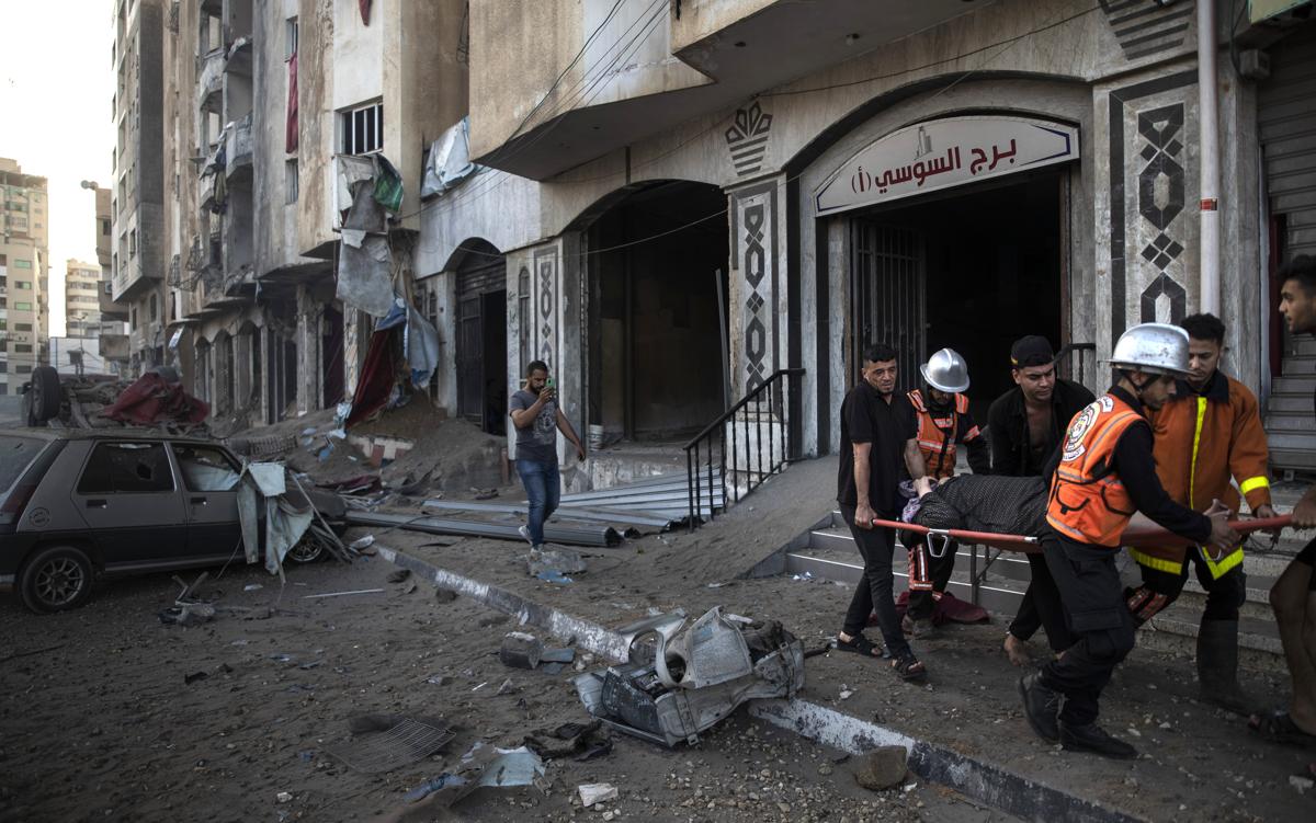 Soccorritori evacuano un'anziana ferita dai razzi israeliani a Gaza Soccorritori evacuano un'anziana ferita dai razzi israeliani a Gaza
