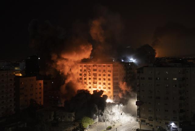 Un edificio colpito dai razzi israeliani a Gaza Un edificio colpito dai razzi israeliani a Gaza