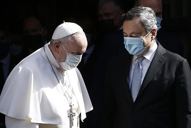 Papa Francesco con il premier Mario Draghi Lapresse Papa Francesco con il premier Mario Draghi Lapresse