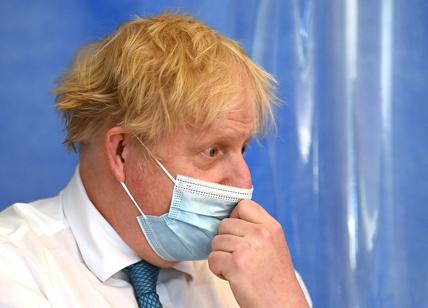 Covid, Boris Johnson vaccinato e già contagiato di nuovo in isolamento