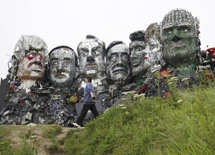 Mount Recyclemore, i leader del G7 raffigurati da una statua di rifiuti