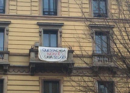 "Questa casa non è una scuola": la protesta sui balconi a Milano