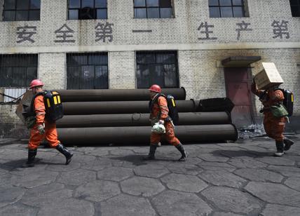 Cina, 22 minatori intrappolati sotto terra: corsa contro il tempo per salvarli
