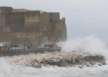 Napoli, mareggiata devastante allaga tutto il lungomare. VIDEO
