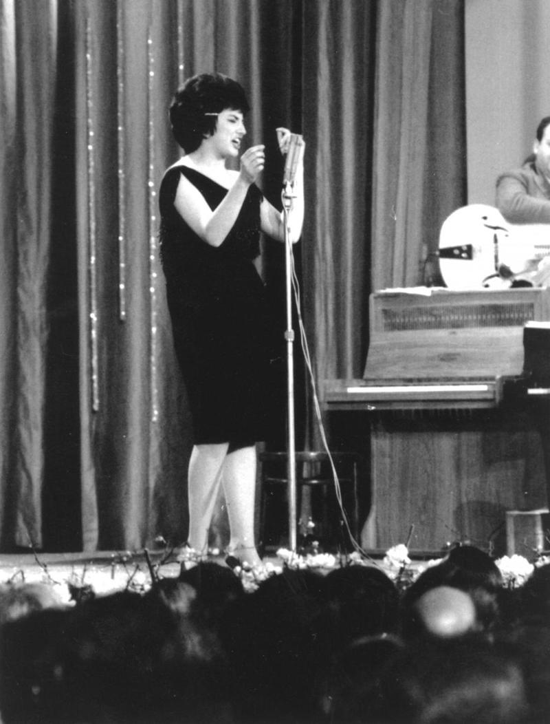 Nel 1960 Mina va a Sanremo con due brani “ Non sei felice” ed “ È vero”. Quest’ultimo arriva solo al 7º posto, ma lei entra nella leggenda. Nel 1960 Mina va a Sanremo con due brani “ Non sei felice” ed “ È vero”. Quest’ultimo arriva solo al 7º posto, ma lei entra nella leggenda.