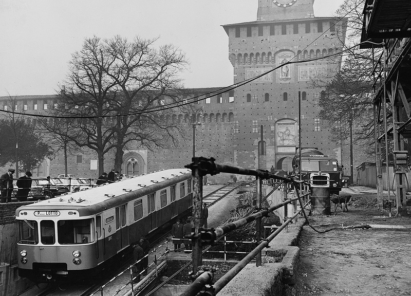 1963 immissione treno M1 nella galleria in piazza Castello (Arch Storico ATM)