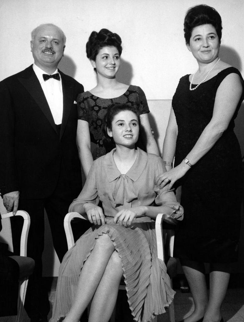 “Non ho l’età” è il brano che lancia Gigliola Cinquetti nell’Olimpo della musica. Non a caso, qui la vediamo “scortata” da genitori e sorella “Non ho l’età” è il brano che lancia Gigliola Cinquetti nell’Olimpo della musica. Non a caso, qui la vediamo “scortata” da genitori e sorella