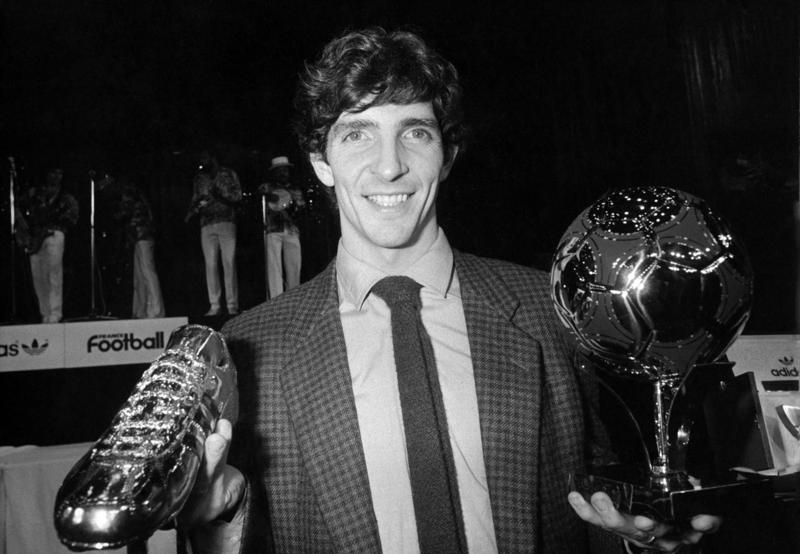 Lo straordinario 1982 di Paolo Rossi si conclude con la vittoria del Pallone d'Oro, primo successo dal 1969, quando a conquistarlo era stato Gianni Rivera Lo straordinario 1982 di Paolo Rossi si conclude con la vittoria del Pallone d'Oro, primo successo dal 1969, quando a conquistarlo era stato Gianni Rivera