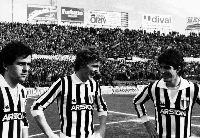 Accanto a Platini e Boniek, Rossi fallisce l'assalto alla Coppa dei Campioni, con la Juve battuta nella finale del 1983 dall'Amburgo. I bianconeri vincono però un altro scudetto (1984), la Coppa Italia (1983), la Coppa delle Coppe (1984) e la Supercoppa Europea (1984, contro il Liverpool). Accanto a Platini e Boniek, Rossi fallisce l'assalto alla Coppa dei Campioni, con la Juve battuta nella finale del 1983 dall'Amburgo. I bianconeri vincono però un altro scudetto (1984), la Coppa Italia (1983), la Coppa delle Coppe (1984) e la Supercoppa Europea (1984, contro il Liverpool).