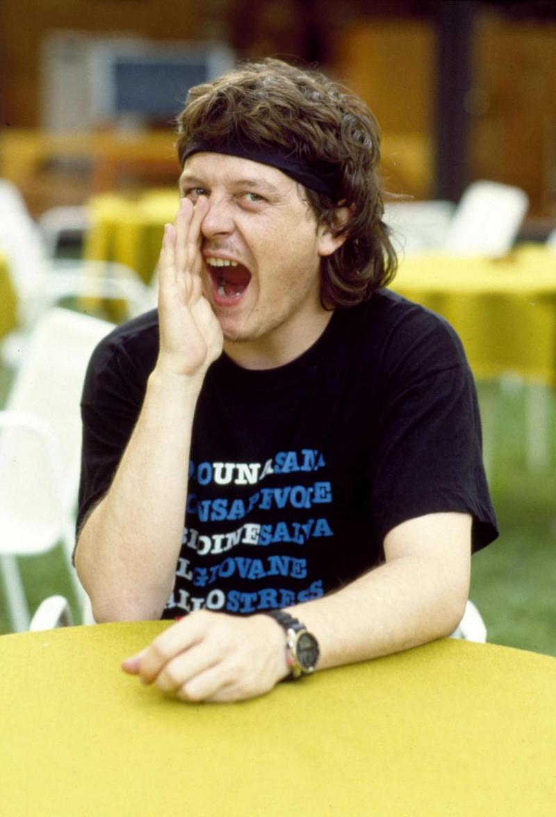 Un giovanissimo Zucchero arriva a Sanremo poco prima del suo primo album di enorme successo: “Blues”. E’ il 1987. Un giovanissimo Zucchero arriva a Sanremo poco prima del suo primo album di enorme successo: “Blues”. E’ il 1987.