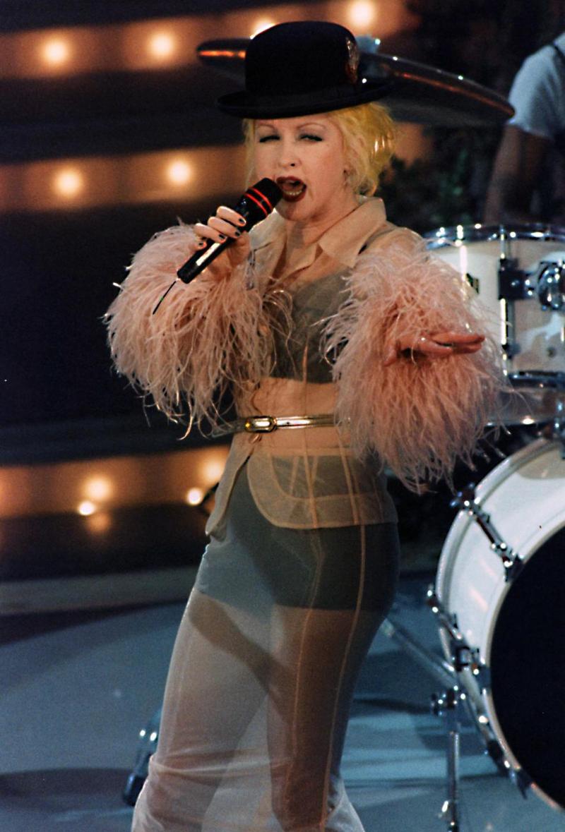 Sempre nel 1995, un’altra diva della musica come Cyndi Lauper si esibisce a Sanremo, conquistando il pubblico Sempre nel 1995, un’altra diva della musica come Cyndi Lauper si esibisce a Sanremo, conquistando il pubblico