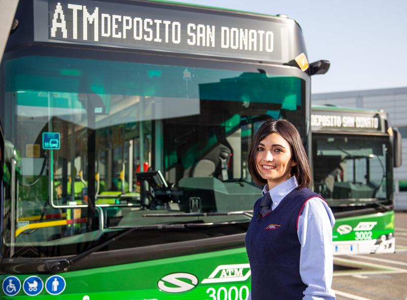 Giusi Cecoro - conducente bus Atm Da quasi due anni in Atm, dove guida il bus della linea 54, da Lambrate a Duomo. “Mi sono trasferita da Caserta proprio per venire a lavorare in Azienda. Milano offre molto e anche i passeggeri vogliono un servizio di trasporto all’altezza della città!”. La passione per la guida le viene trasmessa dal padre, autista di scuolabus, e dallo zio, conducente di bus di linea. “Nella mia città di origine lavoravo come conducente, ma Milano e Atm sono realtà davvero diverse, molto più complesse. Mi stanno facendo crescere professionalmente e umanamente ”.