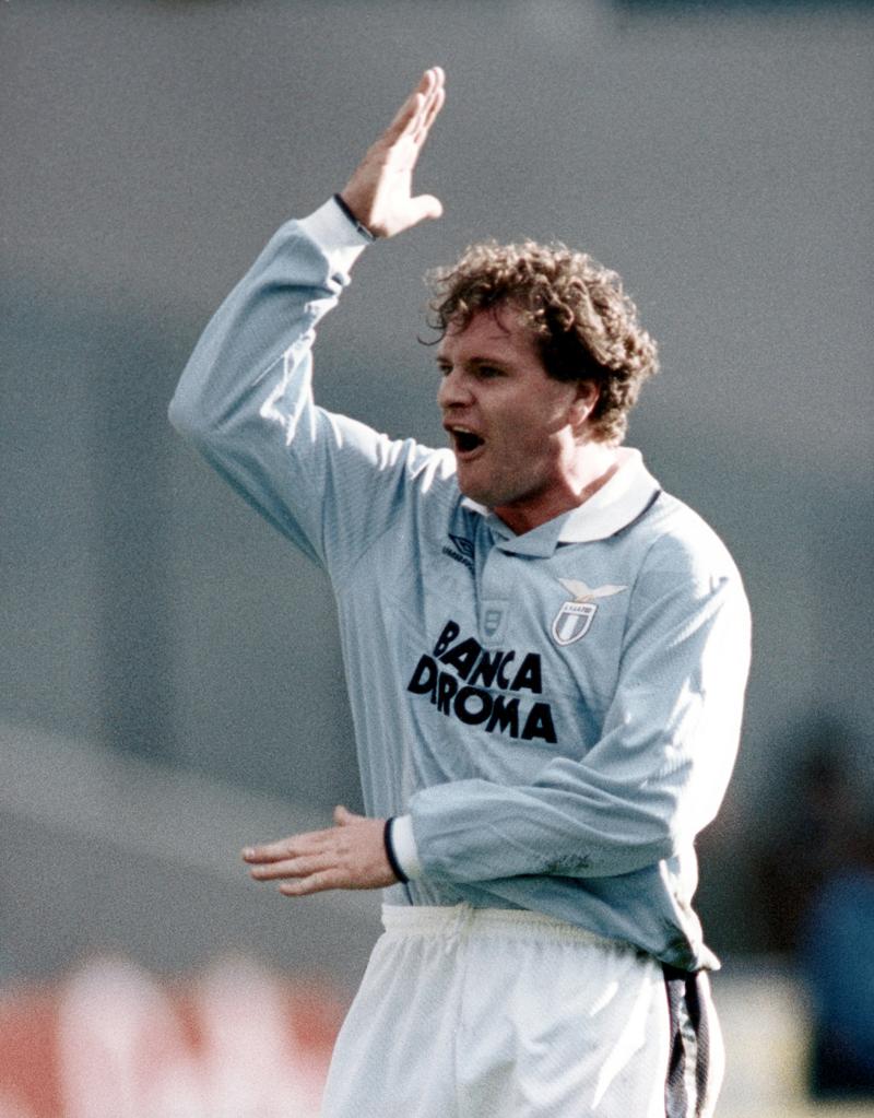 Sulla scia della popolarità acquisita a Italia '90, Gascoigne nel 1992 è stato acquistato dalla Lazio. Il suo arrivo in Italia ha coinciso con l'innamoramento di molti suoi connazionali per la nostra Serie A, al punto che proprio in quegli anni sono nati la rivista “Football Italia” e l'omonimo programma TV. Oggi la situazione è opposta: sono molti di più gli appassionati italiani che seguono il calcio inglese Sulla scia della popolarità acquisita a Italia '90, Gascoigne nel 1992 è stato acquistato dalla Lazio. Il suo arrivo in Italia ha coinciso con l'innamoramento di molti suoi connazionali per la nostra Serie A, al punto che proprio in quegli anni sono nati la rivista “Football Italia” e l'omonimo programma TV. Oggi la situazione è opposta: sono molti di più gli appassionati italiani che seguono il calcio inglese