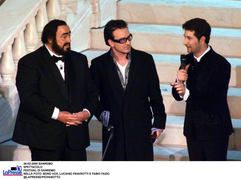 Sul palco di Sanremo 2000 un trio di autentici big: Luciano Pavarotti, Bono Vox degli U2 e Fabio Fazio Sul palco di Sanremo 2000 un trio di autentici big: Luciano Pavarotti, Bono Vox degli U2 e Fabio Fazio