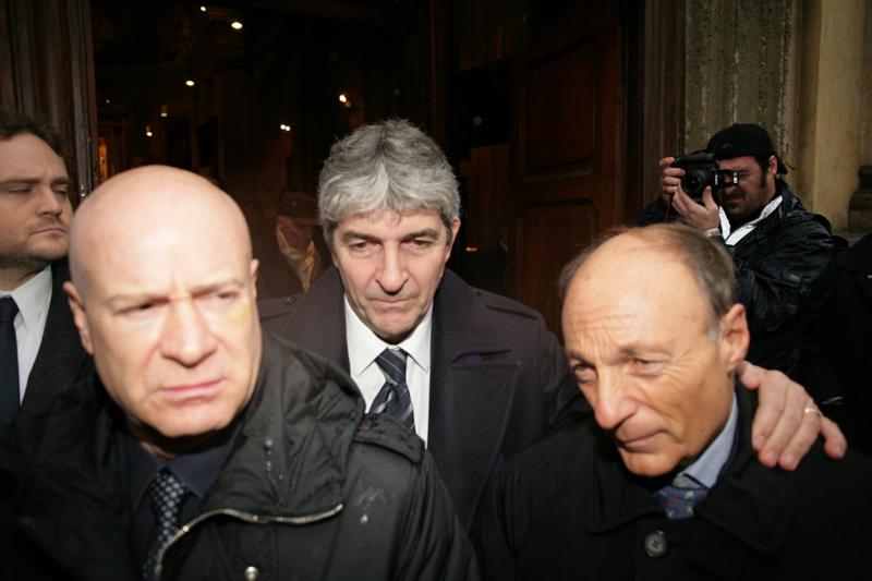 Nel 2010 Paolo Rossi sposa Federica Cappelletti, dalla quale avrà due figlie. Nello stesso anno, si spegne il suo mentore, Enzo Bearzot (nell'immagine: Rossi al funerale dell'ex c.t.) Nel 2010 Paolo Rossi sposa Federica Cappelletti, dalla quale avrà due figlie. Nello stesso anno, si spegne il suo mentore, Enzo Bearzot (nell'immagine: Rossi al funerale dell'ex c.t.)