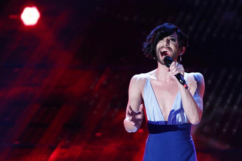 Lo stile davvero unico di Conchita Wurst si impone sul palco di Sanremo 2015, riaccendendo il dibattito sui temi LGBTQ+. D’altronde, era proprio quello che voleva… Lo stile davvero unico di Conchita Wurst si impone sul palco di Sanremo 2015, riaccendendo il dibattito sui temi LGBTQ+. D’altronde, era proprio quello che voleva…