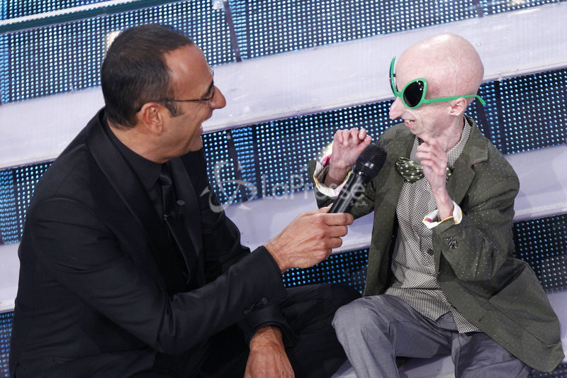 Un piccolo, ma grandissimo, eroe: Sammy Basso, intervistato da Carlo Conti sul palco di Sanremo 2015 Un piccolo, ma grandissimo, eroe: Sammy Basso, intervistato da Carlo Conti sul palco di Sanremo 2015