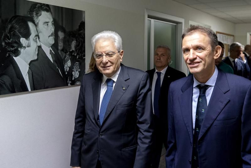Il 26 giugno 2018, in occasione delle celebrazioni per i suoi 40 anni di attività, la Comunità di San Patrignano ha ricevuto la visita del Presidente della Repubblica Sergio Mattarella. Qui lo vediamo con il Responsabile terapeutico Antonio Boschini, anche lui intervistato nel documentario "SanPa". Alle loro spalle, una foto di Vincenzo Muccioli con Gianmarco Moratti, scomparso quattro mesi prima (Foto di Paolo Giandotti - Ufficio per la Stampa e la Comunicazione della Presidenza della Repubblica) Il 26 giugno 2018, in occasione delle celebrazioni per i suoi 40 anni di attività, la Comunità di San Patrignano ha ricevuto la visita del Presidente della Repubblica Sergio Mattarella. Qui lo vediamo con il Responsabile terapeutico Antonio Boschini, anche lui intervistato nel documentario "SanPa". Alle loro spalle, una foto di Vincenzo Muccioli con Gianmarco Moratti, scomparso quattro mesi prima (Foto di Paolo Giandotti - Ufficio per la Stampa e la Comunicazione della Presidenza della Repubblica)