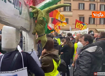 "Drago" assale aereo Alitalia alla protesta dei lavoratori di Roma