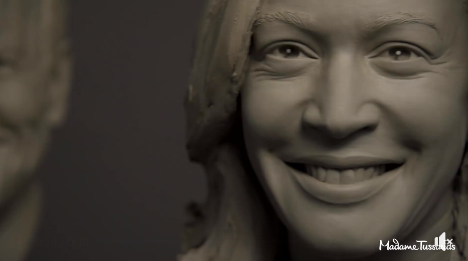 Kamala Harris Madame Tussauds NY (fonte facebook) Kamala Harris Madame Tussauds NY (fonte facebook)