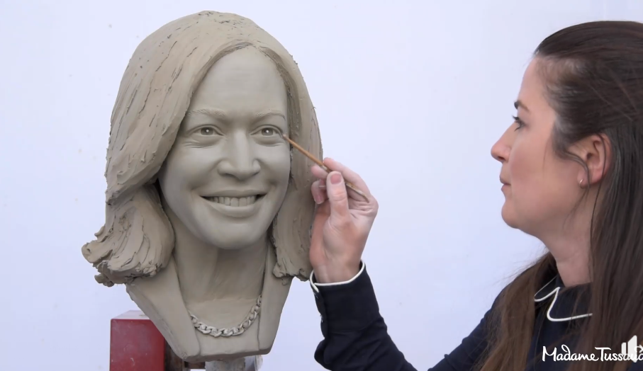 Kamala Harris Madame Tussauds NY (fonte facebook) Kamala Harris Madame Tussauds NY (fonte facebook)