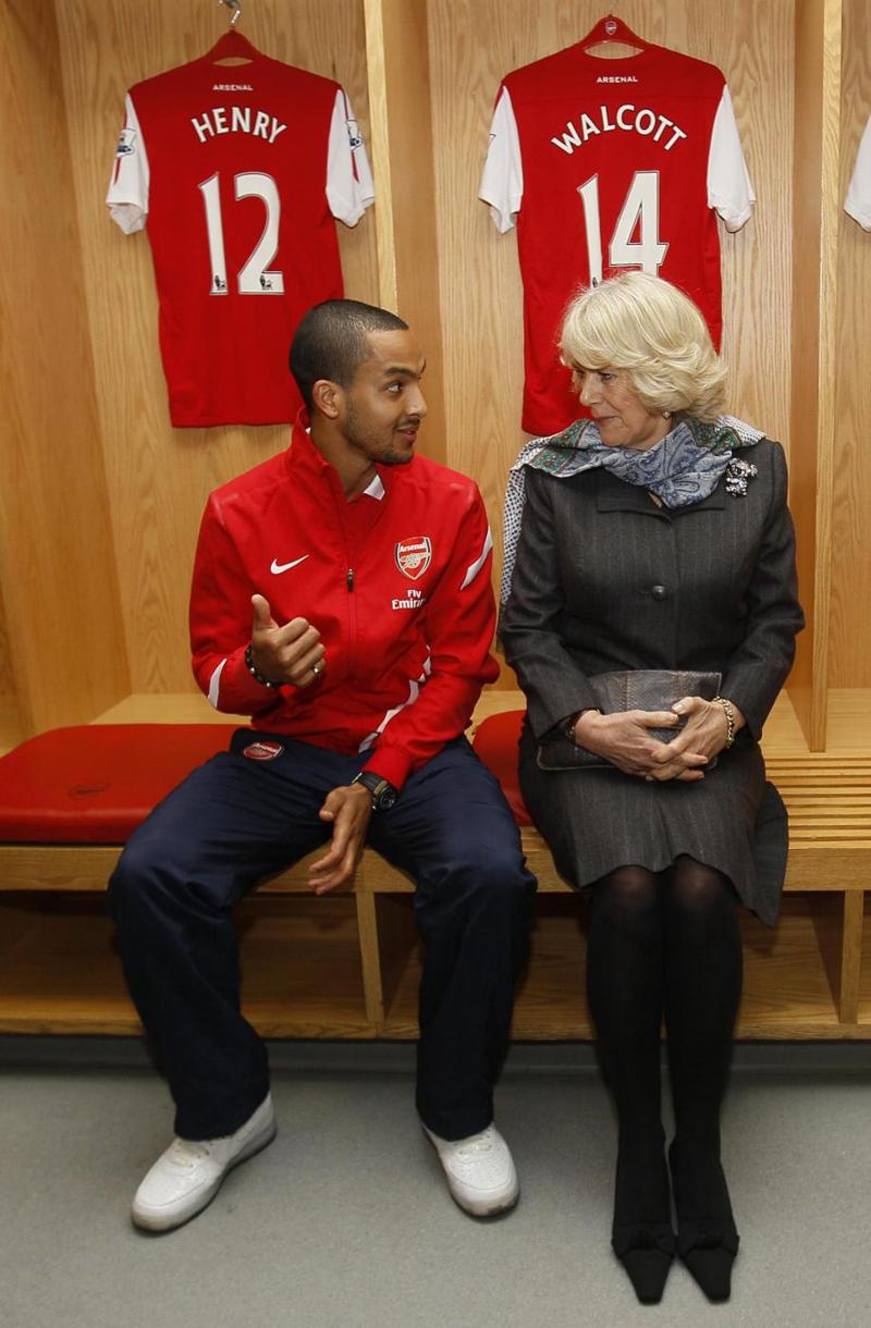 3. L’Arsenal, gli stadi moderni e il calcio-business – Theo Walcott fa da guida d'eccezione a Camilla Parker Bowles, in visita all'Emirates Stadium. La sua costruzione, al posto del mitico Highbury, è figlia di una logica che punta al risultato di bilancio tanto quanto a quello del campo. In questa trasformazione dei “Gunners” un ruolo decisivo è stato giocato da Ivan Gazidis, oggi CEO del Milan. E basterebbe questo per capire come mai non è affatto una questione che riguarda solo i londinesi... 3. L’Arsenal, gli stadi moderni e il calcio-business – Theo Walcott fa da guida d'eccezione a Camilla Parker Bowles, in visita all'Emirates Stadium. La sua costruzione, al posto del mitico Highbury, è figlia di una logica che punta al risultato di bilancio tanto quanto a quello del campo. In questa trasformazione dei “Gunners” un ruolo decisivo è stato giocato da Ivan Gazidis, oggi CEO del Milan. E basterebbe questo per capire come mai non è affatto una questione che riguarda solo i londinesi...
