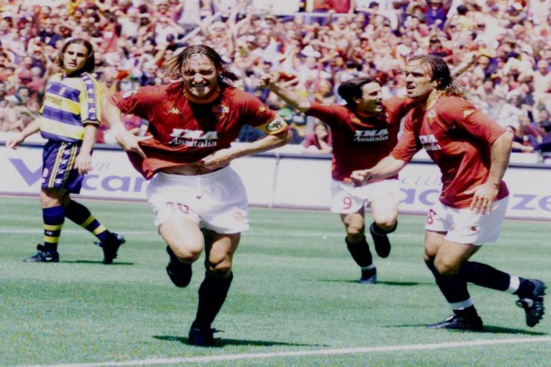 Il momento più bello dei 27 anni con la Roma: il suo gol al Parma proietta i giallorossi verso uno storico scudetto Il momento più bello dei 27 anni con la Roma: il suo gol al Parma proietta i giallorossi verso uno storico scudetto