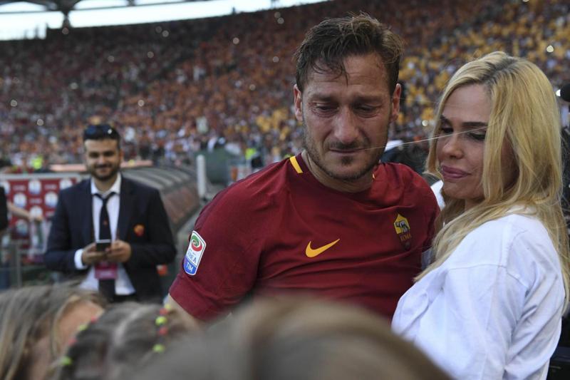 La commozione del vero Francesco Totti nel giorno del suo addio al calcio. Al suo fianco, come sempre, la moglie Ilary Blasi La commozione del vero Francesco Totti nel giorno del suo addio al calcio. Al suo fianco, come sempre, la moglie Ilary Blasi
