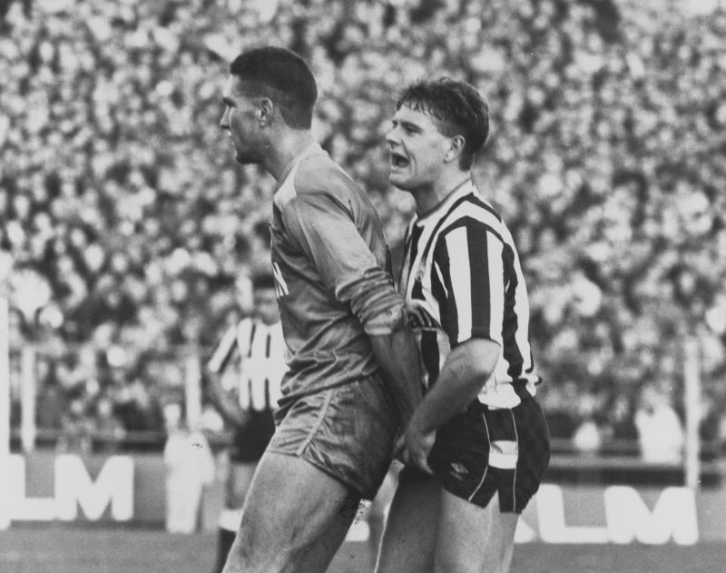 Una delle immagini più famose della carriera di Gascoigne immortala questo trattamento non propriamente da gentleman riservatogli da Vinnie Jones, il “duro” dei campi inglesi che oggi è un affermato attore di Hollywood. Curiosamente, dopo quell'insolito episodio i due sono diventati grandi amici Una delle immagini più famose della carriera di Gascoigne immortala questo trattamento non propriamente da gentleman riservatogli da Vinnie Jones, il “duro” dei campi inglesi che oggi è un affermato attore di Hollywood. Curiosamente, dopo quell'insolito episodio i due sono diventati grandi amici