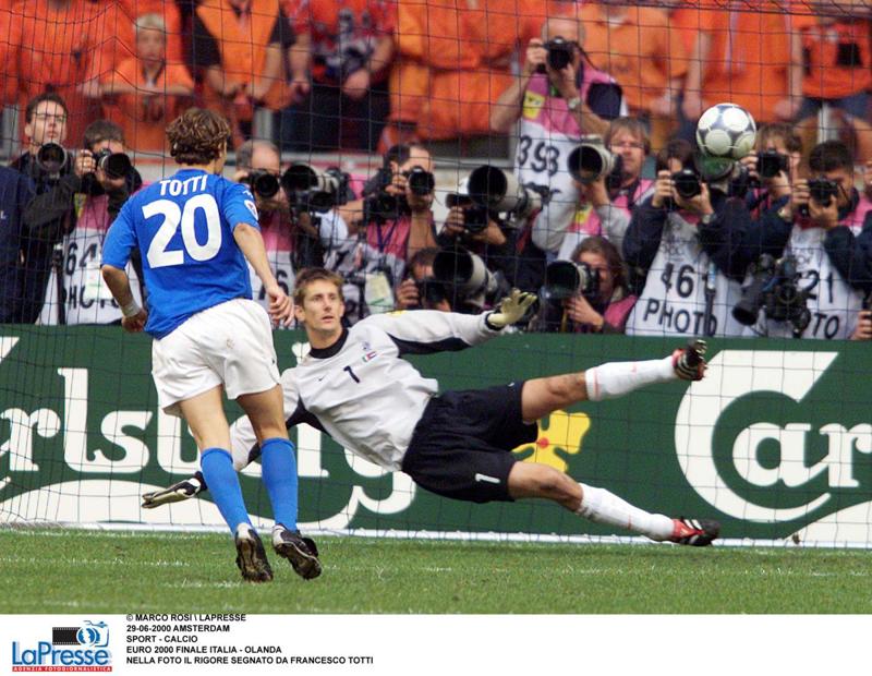 L'indimenticabile "cucchiaio" con il quale Totti ha beffato Van der Sar e tutta l'Olanda a Euro 2000 L'indimenticabile "cucchiaio" con il quale Totti ha beffato Van der Sar e tutta l'Olanda a Euro 2000