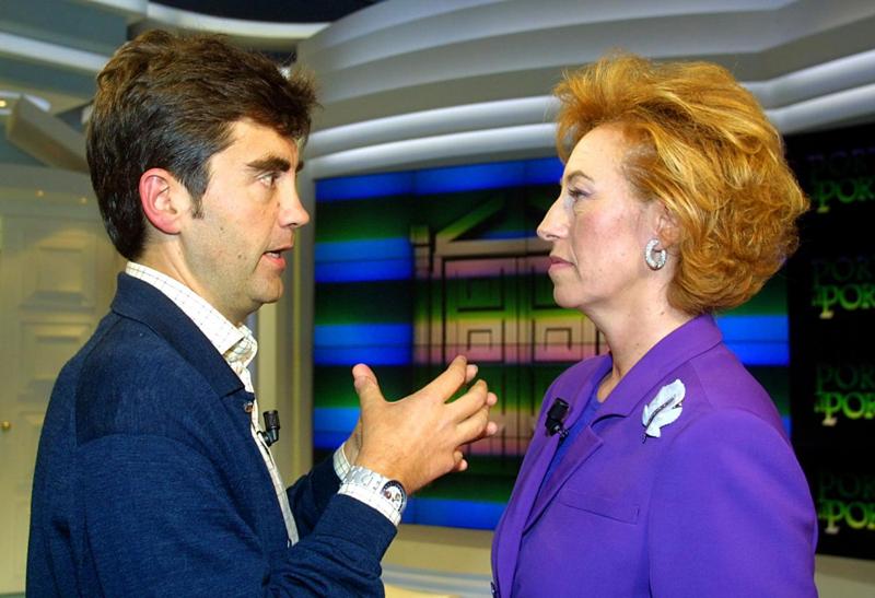 30 ottobre 2001: Letizia Moratti (ministra dell'Istruzione) con Andrea Muccioli negli studi di "Porta a Porta" 30 ottobre 2001: Letizia Moratti (ministra dell'Istruzione) con Andrea Muccioli negli studi di "Porta a Porta"