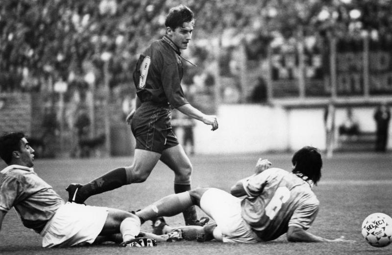 Un giovane Totti con un inedito numero 9, quando ancora non c'erano le maglie personalizzate. A contrastarlo c'è Fabio Cannavaro del Napoli, che poi diventerà suo compagno nella nazionale campione del mondo Un giovane Totti con un inedito numero 9, quando ancora non c'erano le maglie personalizzate. A contrastarlo c'è Fabio Cannavaro del Napoli, che poi diventerà suo compagno nella nazionale campione del mondo