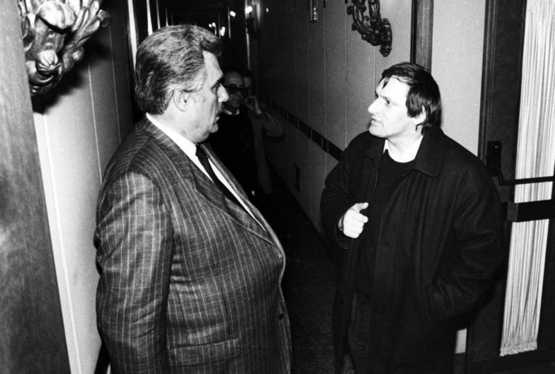 1994: Vincenzo Muccioli a colloquio con Don Pio Luigi Ciotti, ispiratore e fondatore dapprima del Gruppo Abele (come aiuto ai tossicodipendenti e altre varie dipendenze) e poi dell'Associazione Libera contro i soprusi delle mafie 1994: Vincenzo Muccioli a colloquio con Don Pio Luigi Ciotti, ispiratore e fondatore dapprima del Gruppo Abele (come aiuto ai tossicodipendenti e altre varie dipendenze) e poi dell'Associazione Libera contro i soprusi delle mafie