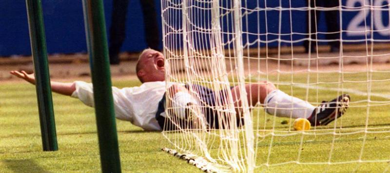Il gol più bello della carriera di Gascoigne è certamente quello segnato a Euro '96, nel “derby” contro la Scozia. La rete ebbe anche delle conseguenze politiche: lo scozzese Gordon Brown, allora Premier del Regno Unito, lo definì come il suo gol preferito di sempre, attirandosi durissime critiche da parte dei connazionali, che lo costrinsero alle scuse. In totale, “Gazza” vanta 57 presenze e 10 gol con la maglia dell'Inghilterra Il gol più bello della carriera di Gascoigne è certamente quello segnato a Euro '96, nel “derby” contro la Scozia. La rete ebbe anche delle conseguenze politiche: lo scozzese Gordon Brown, allora Premier del Regno Unito, lo definì come il suo gol preferito di sempre, attirandosi durissime critiche da parte dei connazionali, che lo costrinsero alle scuse. In totale, “Gazza” vanta 57 presenze e 10 gol con la maglia dell'Inghilterra