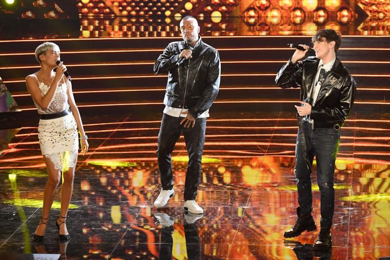 Il 2021 è iniziato veramente alla grande per Elodie, in questa foto sul palco con Guè Pequeno e Michele Bravi. Venerdì 5 marzo è stato pubblicato un megamix composto da Benny Benassi, dj di fama mondiale, che celebra tutte le hit contenute in “This is Elodie” (certificato oro), l’album di un'artista femminile più venduto nel 2020: “Guaranà” (doppio disco di platino), “Andromeda” (disco di platino) “Margarita” (doppio disco di platino), “Nero Bali” (doppio disco di platino) Il 2021 è iniziato veramente alla grande per Elodie, in questa foto sul palco con Guè Pequeno e Michele Bravi. Venerdì 5 marzo è stato pubblicato un megamix composto da Benny Benassi, dj di fama mondiale, che celebra tutte le hit contenute in “This is Elodie” (certificato oro), l’album di un'artista femminile più venduto nel 2020: “Guaranà” (doppio disco di platino), “Andromeda” (disco di platino) “Margarita” (doppio disco di platino), “Nero Bali” (doppio disco di platino)