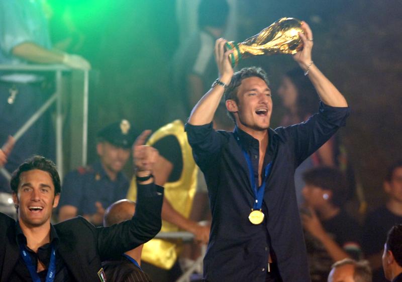 Luglio 2006: dopo il trionfo del mondiale in Germania, Totti e i suoi compagni esibiscono la coppa a Roma, davanti ai tifosi radunati al Circo Massimo Luglio 2006: dopo il trionfo del mondiale in Germania, Totti e i suoi compagni esibiscono la coppa a Roma, davanti ai tifosi radunati al Circo Massimo