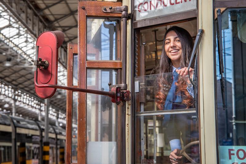 Mailen Giammarino - tranviera Atm in formazione L’ultima arrivata tra i conducenti tranviari, poco più di due settimane. Ha solo 21 anni ed è piccola anche nel fisico. Ma questo non le impedisce di far muovere mezzi che pesano 15 tonnellate. “Sono nata in Argentina, poi ho abitato ad Avellino. Da 4 anni sono a Milano. Ho fatto altri lavori, ma guidare mi piace ed è nel dna familiare: papà è camionista e mio zio è conducente bus”. Al momento in Azienda sta conseguendo l’abilitazione ministeriale per manovrare i tram. “Guidare vetture tranviarie dà una bella sensazione. La prima volta che l’ho fatto mi sono detta: «Wow!!». È diverso rispetto ai bus, questi sono simili alle auto. Il tram ha fascino, è ferro e binari, elettricità e scambi, è differente anche la sensazione di guida”. La attrae soprattutto manovrare la mitica Milano 28, nota come Carrelli. “È un pezzo di storia che viaggia tra noi, è un mezzo raro e affascinante. Averla guidata è un ricordo che mi rimarrà impresso per tutta la vita”. Mailen Giammarino - tranviera Atm in formazione L’ultima arrivata tra i conducenti tranviari, poco più di due settimane. Ha solo 21 anni ed è piccola anche nel fisico. Ma questo non le impedisce di far muovere mezzi che pesano 15 tonnellate. “Sono nata in Argentina, poi ho abitato ad Avellino. Da 4 anni sono a Milano. Ho fatto altri lavori, ma guidare mi piace ed è nel dna familiare: papà è camionista e mio zio è conducente bus”. Al momento in Azienda sta conseguendo l’abilitazione ministeriale per manovrare i tram. “Guidare vetture tranviarie dà una bella sensazione. La prima volta che l’ho fatto mi sono detta: «Wow!!». È diverso rispetto ai bus, questi sono simili alle auto. Il tram ha fascino, è ferro e binari, elettricità e scambi, è differente anche la sensazione di guida”. La attrae soprattutto manovrare la mitica Milano 28, nota come Carrelli. “È un pezzo di storia che viaggia tra noi, è un mezzo raro e affascinante. Averla guidata è un ricordo che mi rimarrà impresso per tutta la vita”.