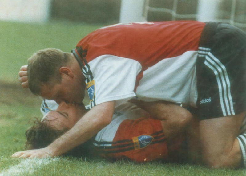 Un modo curioso di festeggiare un gol dei Rangers, con un bacio sulla bocca di Ally McCoist. Ma la sua esultanza più criticata è stata un'altra: dopo aver segnato nel derby col Celtic, “Gazza” ha mimato l'atto di suonare il flauto, simbolo dei contrasti politici e religiosi tra i “Gers”, protestanti e fedeli alla Corona inglese, e i cugini biancoverdi, cattolici e di origine irlandese Un modo curioso di festeggiare un gol dei Rangers, con un bacio sulla bocca di Ally McCoist. Ma la sua esultanza più criticata è stata un'altra: dopo aver segnato nel derby col Celtic, “Gazza” ha mimato l'atto di suonare il flauto, simbolo dei contrasti politici e religiosi tra i “Gers”, protestanti e fedeli alla Corona inglese, e i cugini biancoverdi, cattolici e di origine irlandese