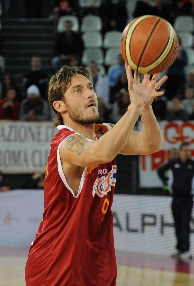 Totti in versione giocatore di basket: la curiosa immagine risale al 2009 e alla manifestazione "Roma scende in campo": un curioso "derby" tra Lottomatica Roma e AS Roma Totti in versione giocatore di basket: la curiosa immagine risale al 2009 e alla manifestazione "Roma scende in campo": un curioso "derby" tra Lottomatica Roma e AS Roma