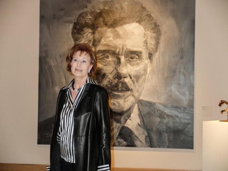 Letizia Moratti posa davanti a un ritratto di Vincenzo Muccioli che fa parte della mostra itinerante "La Collezione San Patrignano. Work in progress" Letizia Moratti posa davanti a un ritratto di Vincenzo Muccioli che fa parte della mostra itinerante "La Collezione San Patrignano. Work in progress"