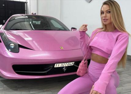 Taylor Mega in Ferrari rosa, così lancia la nuova linea di abbigliamento