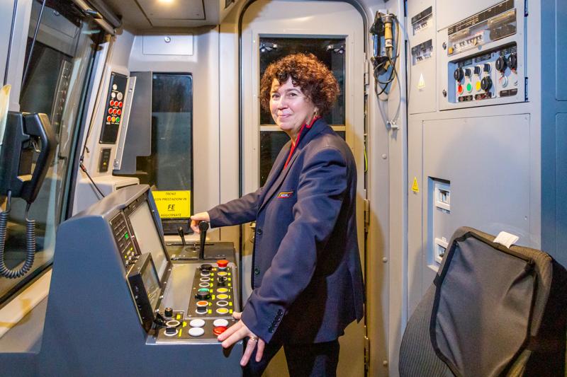 Elena Lenti - macchinista metropolitana M2 Atm Che sarebbe diventata la prima macchinista donna in Italia non avrebbe mai osato immaginarlo, anche se la passione per la guida l’ha sempre avuta. “Mi piaceva guidare l’auto, la moto, il motorino. La mia massima aspirazione erano i camion!”. Nel 1987 è entrata in ATM, come conducente tram nel deposito di Leoncavallo. A precederla, solo altre tre donne: “Mi sentivo una principessa. Capi e colleghi mi hanno sempre elogiata e incoraggiata”. Dopo pochi anni, nel 1990, tenta il concorso interno per macchinista metro e lo passa. Diventando la prima macchinista di metropolitana d’Italia. “Mi piace tantissimo guidare il treno e in M2, che fa dei tratti all’aperto, in primavera è ancora più bello. Senza offesa per nessuno, quello del macchinista è il più bel lavoro di tutta l’Azienda!”.
