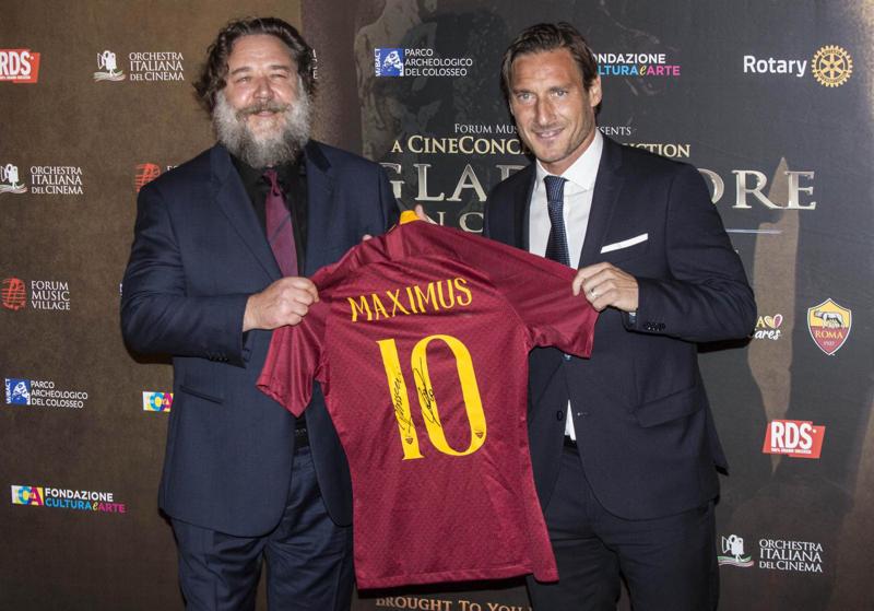 Totti con Russel Crowe: ma il vero "Gladiatore" è senza dubbio l'ex Capitano della Roma! Totti con Russel Crowe: ma il vero "Gladiatore" è senza dubbio l'ex Capitano della Roma!