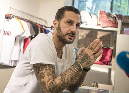 Grillo, irrompe anche Fabrizio Corona. Lui ha convinto un ragazzo a parlare Grillo, irrompe anche Fabrizio Corona. Lui ha convinto un ragazzo a parlare