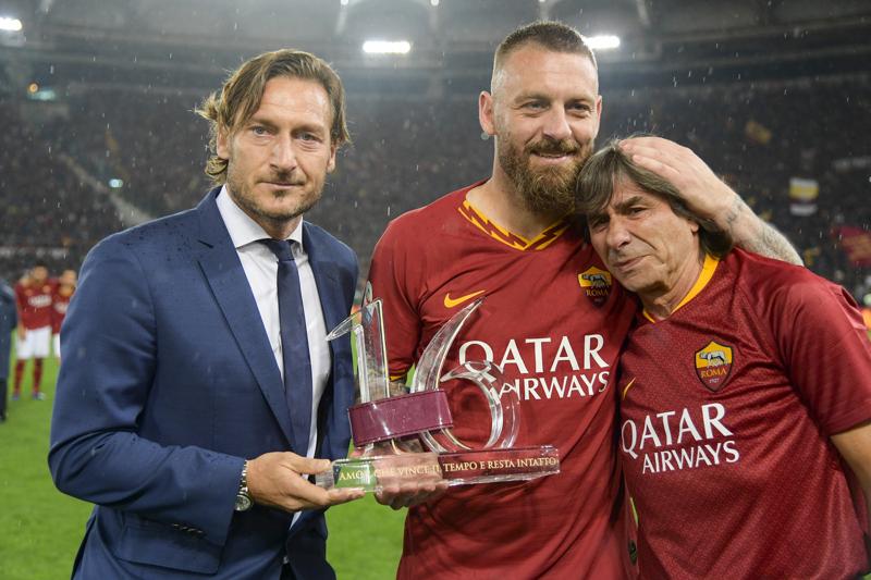 Ancora lacrime all'Olimpico: questa volta a dire addio è Daniele De Rossi e al suo fianco ci sono altri due simboli giallorossi, come Francesco Totti e Bruno Conti Ancora lacrime all'Olimpico: questa volta a dire addio è Daniele De Rossi e al suo fianco ci sono altri due simboli giallorossi, come Francesco Totti e Bruno Conti