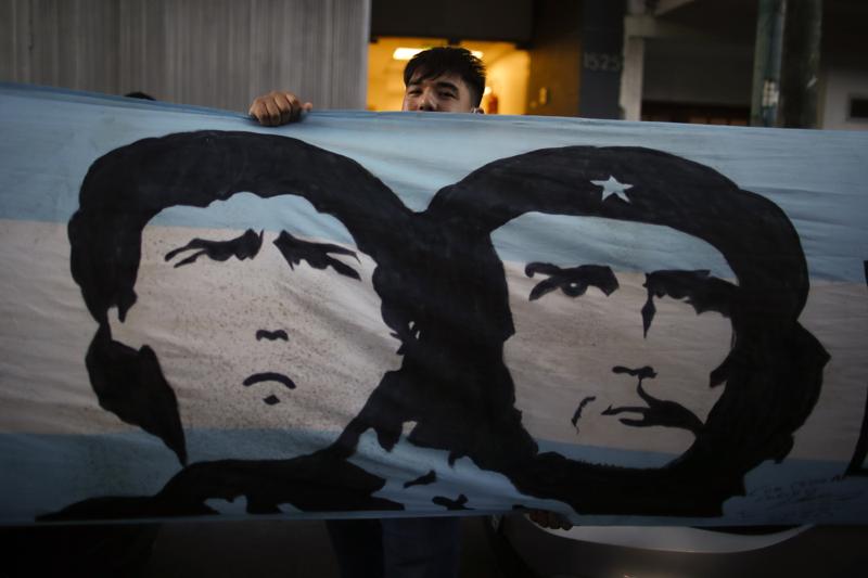 11. Maradona, il Che Guevara del calcio – Tutti sanno chi era Maradona come calciatore. Ma “Cambiare il mondo con un pallone”, ne esplora anche la sua dimensione più umana, lontana dal campo. Un po' meno Maradona e un po' più Diego, ma sempre un personaggio capace di segnare in modo indelebile la propria epoca 11. Maradona, il Che Guevara del calcio – Tutti sanno chi era Maradona come calciatore. Ma “Cambiare il mondo con un pallone”, ne esplora anche la sua dimensione più umana, lontana dal campo. Un po' meno Maradona e un po' più Diego, ma sempre un personaggio capace di segnare in modo indelebile la propria epoca
